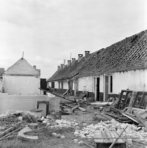 126212 Gezicht in een straatje met huizen met stormschade, vermoedelijk in Oudewater of Montfoort.N.B. De storm vond ...